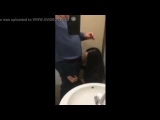Нагло трахает дочь друга в рот пока отца нет дома выебал в ротик шлюху